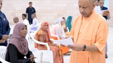 लखनऊ में जनता दर्शन के दौरान मुख्यमंत्री योगी आदित्यनाथ ने विभिन्न जिलों से आए लोगों की समस्याएं सुनीं। उन्होंने डीएम और एसपी को छोटी से छोटी घटनाओं पर नजर रखने और सूचना मिलते ही मौके पर पहुंचने के निर्देश दिए। पुलिस व राजस्व शिकायतों के शीघ्र निस्तारण, पात्रों को योजनाओं का लाभ और लापरवाही पर कार्रवाई पर भी जोर दिया।