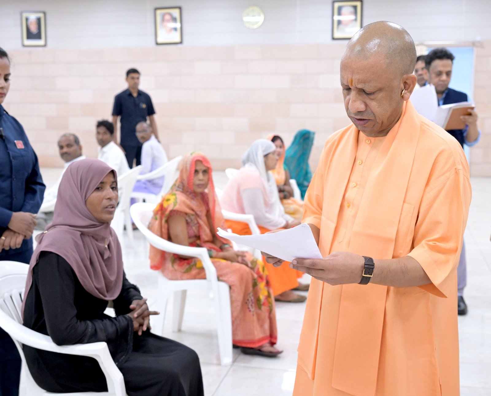 लखनऊ में जनता दर्शन के दौरान मुख्यमंत्री योगी आदित्यनाथ ने विभिन्न जिलों से आए लोगों की समस्याएं सुनीं। उन्होंने डीएम और एसपी को छोटी से छोटी घटनाओं पर नजर रखने और सूचना मिलते ही मौके पर पहुंचने के निर्देश दिए। पुलिस व राजस्व शिकायतों के शीघ्र निस्तारण, पात्रों को योजनाओं का लाभ और लापरवाही पर कार्रवाई पर भी जोर दिया।