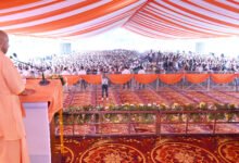 मेरठ में भाजपा के पश्चिम क्षेत्र शक्ति केंद्र संयोजकों के सम्मेलन को संबोधित करते हुए मुख्यमंत्री योगी आदित्यनाथ ने कहा कि कुछ ताकतें जाति, क्षेत्र और भाषा के नाम पर समाज को बांटने का प्रयास कर सकती हैं। उन्होंने महापुरुषों को जातीय दायरे में सीमित न करने की अपील की। सीएम ने प्रदेश में 9.5 लाख युवाओं को सरकारी नौकरी दिए जाने और मेरठ में एक्सप्रेसवे, नमो भारत, स्पोर्ट्स यूनिवर्सिटी व नए उद्योगों का उल्लेख किया। उन्होंने कार्यकर्ताओं से बूथ स्तर पर संगठन मजबूत करने का आह्वान किया।