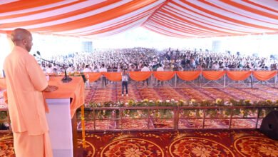 मेरठ में भाजपा के पश्चिम क्षेत्र शक्ति केंद्र संयोजकों के सम्मेलन को संबोधित करते हुए मुख्यमंत्री योगी आदित्यनाथ ने कहा कि कुछ ताकतें जाति, क्षेत्र और भाषा के नाम पर समाज को बांटने का प्रयास कर सकती हैं। उन्होंने महापुरुषों को जातीय दायरे में सीमित न करने की अपील की। सीएम ने प्रदेश में 9.5 लाख युवाओं को सरकारी नौकरी दिए जाने और मेरठ में एक्सप्रेसवे, नमो भारत, स्पोर्ट्स यूनिवर्सिटी व नए उद्योगों का उल्लेख किया। उन्होंने कार्यकर्ताओं से बूथ स्तर पर संगठन मजबूत करने का आह्वान किया।
