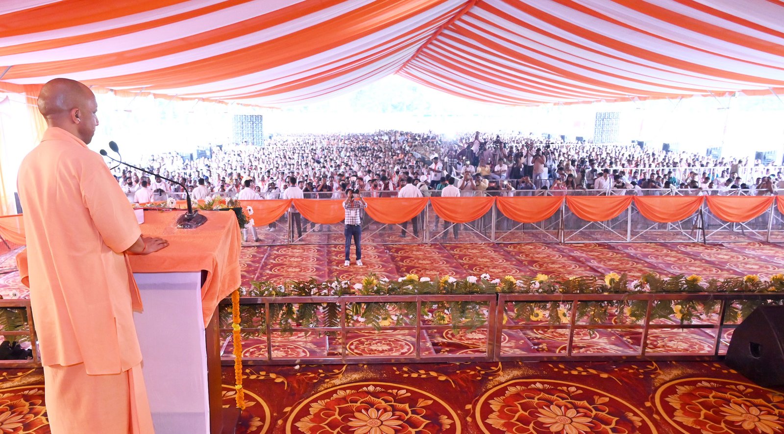 मेरठ में भाजपा के पश्चिम क्षेत्र शक्ति केंद्र संयोजकों के सम्मेलन को संबोधित करते हुए मुख्यमंत्री योगी आदित्यनाथ ने कहा कि कुछ ताकतें जाति, क्षेत्र और भाषा के नाम पर समाज को बांटने का प्रयास कर सकती हैं। उन्होंने महापुरुषों को जातीय दायरे में सीमित न करने की अपील की। सीएम ने प्रदेश में 9.5 लाख युवाओं को सरकारी नौकरी दिए जाने और मेरठ में एक्सप्रेसवे, नमो भारत, स्पोर्ट्स यूनिवर्सिटी व नए उद्योगों का उल्लेख किया। उन्होंने कार्यकर्ताओं से बूथ स्तर पर संगठन मजबूत करने का आह्वान किया।