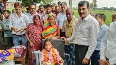 बलिया के मनियर ब्लॉक के रानीपुर गांव में एक पैर से दिव्यांग सात वर्षीय रागिनी की पढ़ाई की जिद को प्रशासन का सहारा मिला। जिलाधिकारी मंगला प्रसाद सिंह स्वयं उसके घर पहुंचे, किताबें और पढ़ाई सामग्री दी तथा आवागमन के लिए ट्राईसाइकिल उपलब्ध कराई। उन्होंने बच्ची के इलाज की व्यवस्था, शौचालय की स्वीकृत राशि उपलब्ध कराने और जर्जर सड़क की मरम्मत के निर्देश दिए। गांव में दिव्यांगजनों के लिए विशेष कैंप भी लगाया जाएगा।