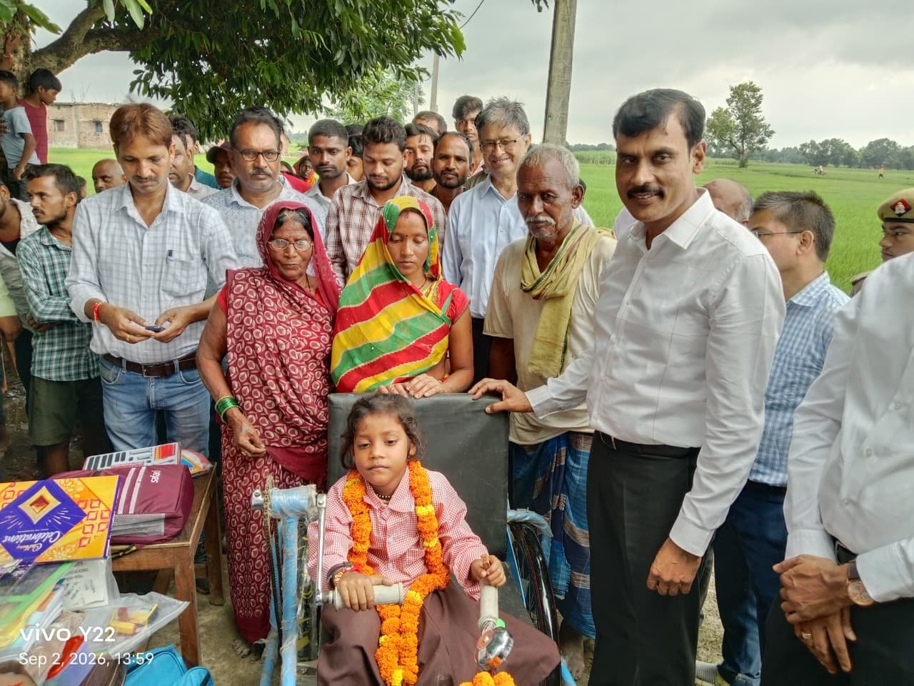 बलिया के मनियर ब्लॉक के रानीपुर गांव में एक पैर से दिव्यांग सात वर्षीय रागिनी की पढ़ाई की जिद को प्रशासन का सहारा मिला। जिलाधिकारी मंगला प्रसाद सिंह स्वयं उसके घर पहुंचे, किताबें और पढ़ाई सामग्री दी तथा आवागमन के लिए ट्राईसाइकिल उपलब्ध कराई। उन्होंने बच्ची के इलाज की व्यवस्था, शौचालय की स्वीकृत राशि उपलब्ध कराने और जर्जर सड़क की मरम्मत के निर्देश दिए। गांव में दिव्यांगजनों के लिए विशेष कैंप भी लगाया जाएगा।