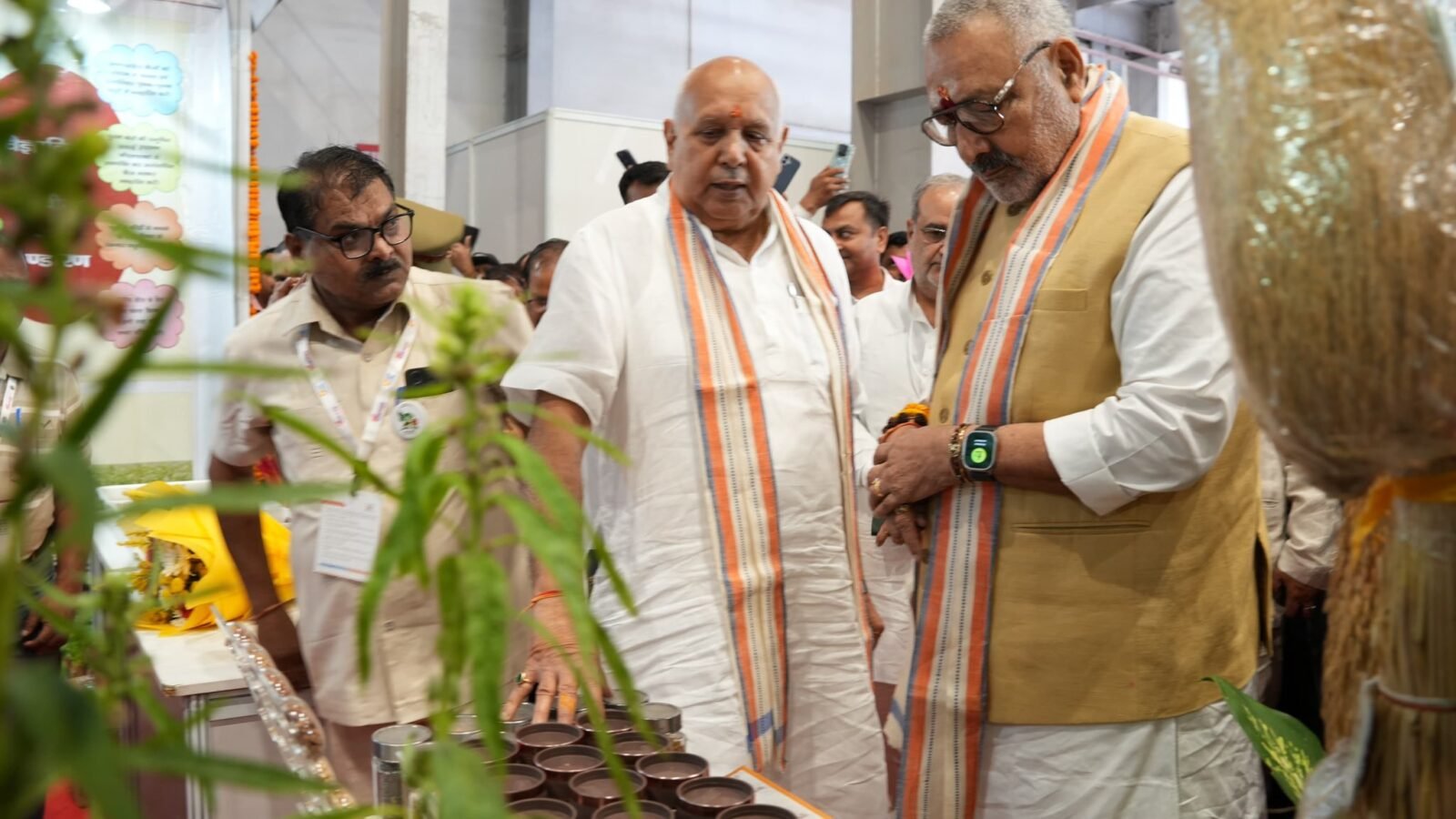 उत्तर प्रदेश इंटरनेशनल ट्रेड शो-2026 के समापन समारोह में केंद्रीय मंत्री गिरिराज सिंह ने कहा कि उत्तर प्रदेश की औद्योगिक पहचान में बड़ा बदलाव आया है। कट्टा उद्योग की पुरानी छवि से आगे बढ़कर प्रदेश ब्रह्मोस मिसाइल, फाइटर जेट, आधुनिक विनिर्माण और रक्षा उत्पादन के क्षेत्र में आगे बढ़ रहा है। यूपीआईटीएस ने ओडीओपी, एमएसएमई, हस्तशिल्प, निर्यातकों और उद्यमियों को वैश्विक खरीदारों से जोड़ने का मंच दिया। बनारसी साड़ी, मुरादाबाद का पीतल और भदोही का कालीन भी वैश्विक बाजार तक पहुंच रहे हैं।