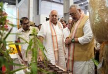उत्तर प्रदेश इंटरनेशनल ट्रेड शो-2026 के समापन समारोह में केंद्रीय मंत्री गिरिराज सिंह ने कहा कि उत्तर प्रदेश की औद्योगिक पहचान में बड़ा बदलाव आया है। कट्टा उद्योग की पुरानी छवि से आगे बढ़कर प्रदेश ब्रह्मोस मिसाइल, फाइटर जेट, आधुनिक विनिर्माण और रक्षा उत्पादन के क्षेत्र में आगे बढ़ रहा है। यूपीआईटीएस ने ओडीओपी, एमएसएमई, हस्तशिल्प, निर्यातकों और उद्यमियों को वैश्विक खरीदारों से जोड़ने का मंच दिया। बनारसी साड़ी, मुरादाबाद का पीतल और भदोही का कालीन भी वैश्विक बाजार तक पहुंच रहे हैं।