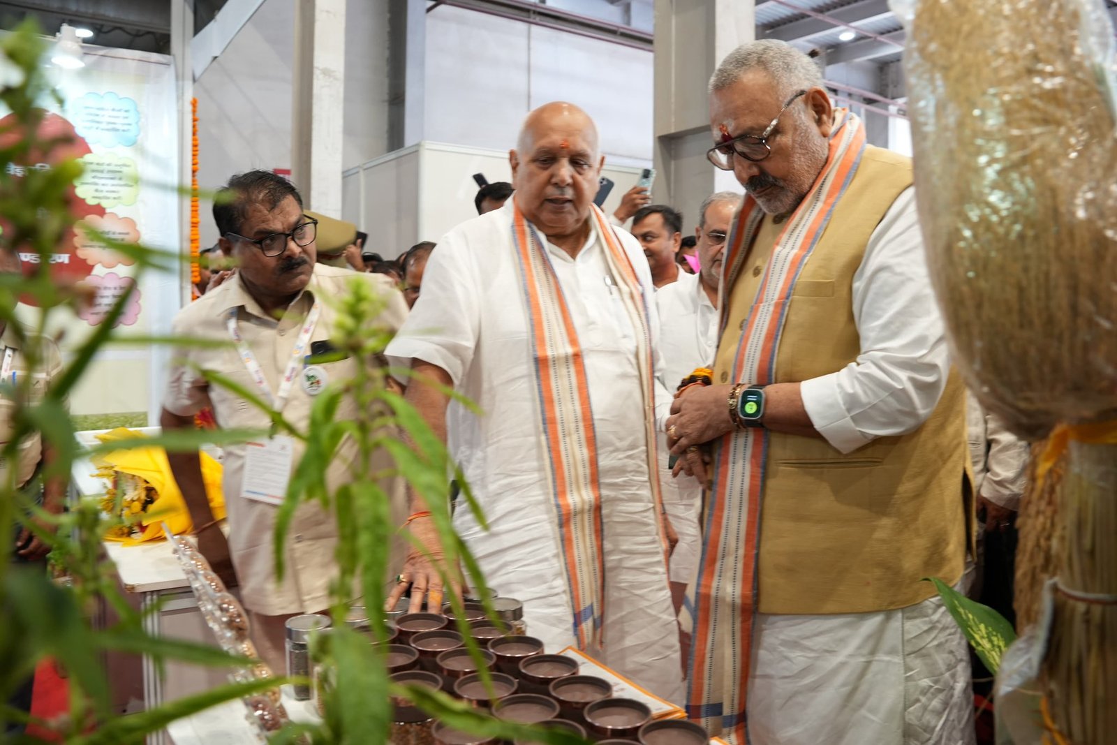 उत्तर प्रदेश इंटरनेशनल ट्रेड शो-2026 के समापन समारोह में केंद्रीय मंत्री गिरिराज सिंह ने कहा कि उत्तर प्रदेश की औद्योगिक पहचान में बड़ा बदलाव आया है। कट्टा उद्योग की पुरानी छवि से आगे बढ़कर प्रदेश ब्रह्मोस मिसाइल, फाइटर जेट, आधुनिक विनिर्माण और रक्षा उत्पादन के क्षेत्र में आगे बढ़ रहा है। यूपीआईटीएस ने ओडीओपी, एमएसएमई, हस्तशिल्प, निर्यातकों और उद्यमियों को वैश्विक खरीदारों से जोड़ने का मंच दिया। बनारसी साड़ी, मुरादाबाद का पीतल और भदोही का कालीन भी वैश्विक बाजार तक पहुंच रहे हैं।