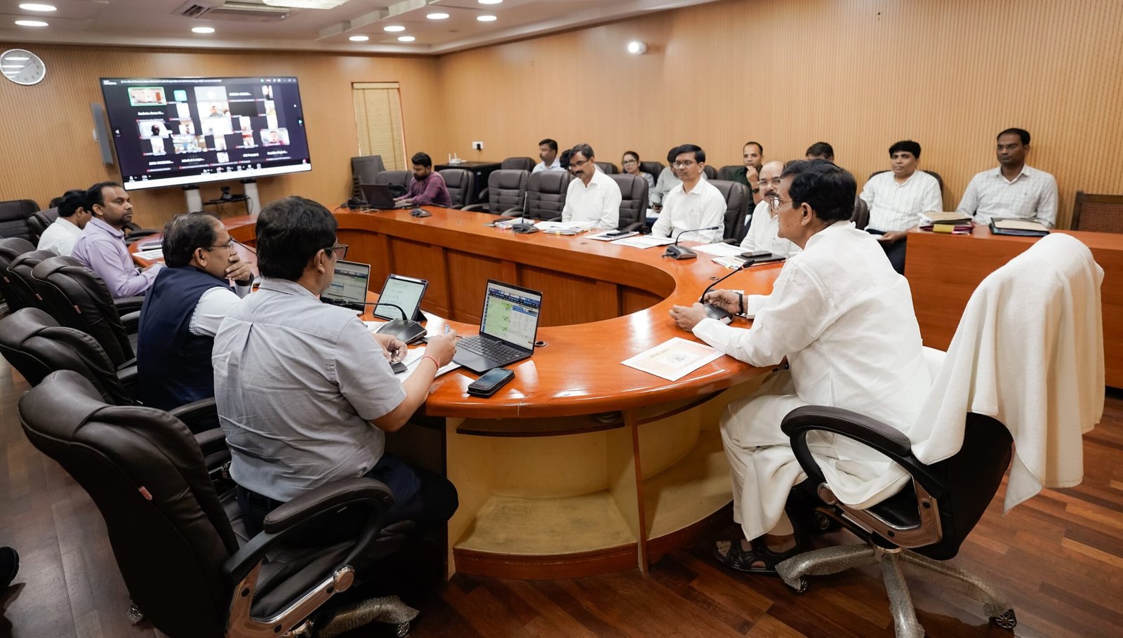 योगी सरकार ने बरसात के दौरान नगरीय क्षेत्रों में बेहतर नागरिक सुविधाएं सुनिश्चित करने के लिए निगरानी तेज कर दी है। नगर विकास मंत्री अरविंद कुमार शर्मा ने अधिकारियों के साथ बैठक में जल निकासी, नाला-नालियों की सफाई और पेयजल आपूर्ति की समीक्षा की। उन्होंने जलभराव वाले क्षेत्रों को चिन्हित कर तत्काल समाधान करने, सफाई में लापरवाही न बरतने और आगामी त्योहारों से पहले शहरों की व्यवस्थाएं चाक-चौबंद रखने के निर्देश दिए।