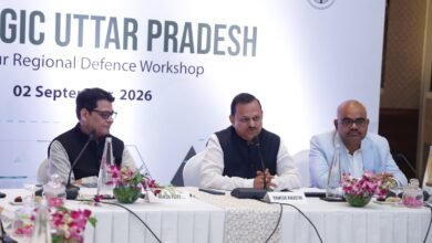 योगी सरकार उत्तर प्रदेश को रक्षा उत्पादन का ग्लोबल हब बनाने के मिशन में तेजी से आगे बढ़ रही है। कानपुर रीजनल डिफेंस वर्कशॉप में यूपी डिफेंस इंडस्ट्रियल कॉरिडोर के अगले चरण, निवेश, रिसर्च, स्किल डेवलपमेंट और MSME की भागीदारी पर मंथन हुआ। IIT कानपुर और BHU के सहयोग से नई डिफेंस टेक्नोलॉजी विकसित की जाएगी। कानपुर में मजबूत मैन्युफैक्चरिंग आधार और युवा शक्ति को रक्षा क्षेत्र की जरूरतों के अनुरूप तैयार करने की योजना है।