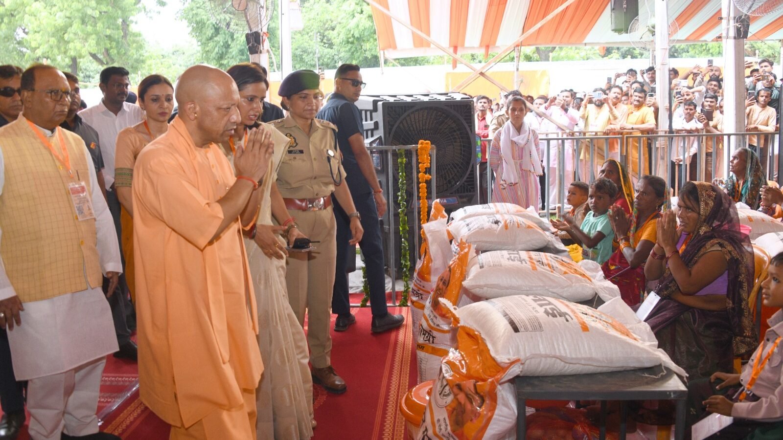 फर्रुखाबाद में बाढ़ की स्थिति का हवाई सर्वेक्षण करने पहुंचे मुख्यमंत्री योगी आदित्यनाथ ने गंगा नदी की ड्रेजिंग और चैनलाइजेशन के जरिए बाढ़ के स्थायी समाधान का भरोसा दिया। उन्होंने 1000 प्रभावित परिवारों को राहत सामग्री वितरित की और फसल नुकसान का सर्वे कर किसानों को डीबीटी से सहायता देने के निर्देश दिए। मुख्यमंत्री ने टूटी सड़कों की मरम्मत, स्वास्थ्य सेवाओं, पशुओं के चारे और राहत शिविरों की व्यवस्था की समीक्षा भी की।