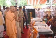 फर्रुखाबाद में बाढ़ की स्थिति का हवाई सर्वेक्षण करने पहुंचे मुख्यमंत्री योगी आदित्यनाथ ने गंगा नदी की ड्रेजिंग और चैनलाइजेशन के जरिए बाढ़ के स्थायी समाधान का भरोसा दिया। उन्होंने 1000 प्रभावित परिवारों को राहत सामग्री वितरित की और फसल नुकसान का सर्वे कर किसानों को डीबीटी से सहायता देने के निर्देश दिए। मुख्यमंत्री ने टूटी सड़कों की मरम्मत, स्वास्थ्य सेवाओं, पशुओं के चारे और राहत शिविरों की व्यवस्था की समीक्षा भी की।