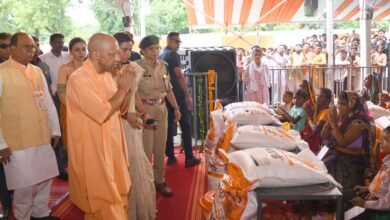 फर्रुखाबाद में बाढ़ की स्थिति का हवाई सर्वेक्षण करने पहुंचे मुख्यमंत्री योगी आदित्यनाथ ने गंगा नदी की ड्रेजिंग और चैनलाइजेशन के जरिए बाढ़ के स्थायी समाधान का भरोसा दिया। उन्होंने 1000 प्रभावित परिवारों को राहत सामग्री वितरित की और फसल नुकसान का सर्वे कर किसानों को डीबीटी से सहायता देने के निर्देश दिए। मुख्यमंत्री ने टूटी सड़कों की मरम्मत, स्वास्थ्य सेवाओं, पशुओं के चारे और राहत शिविरों की व्यवस्था की समीक्षा भी की।
