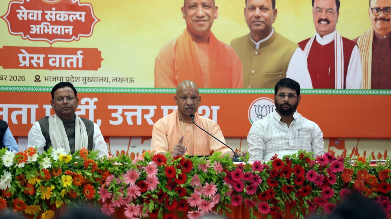 उत्तर प्रदेश में प्रधानमंत्री नरेंद्र मोदी के शासन प्रमुख के रूप में 25 वर्ष पूरे होने के अवसर पर 17 सितंबर से 17 अक्टूबर तक ‘सेवा संकल्प अभियान’ चलाया जाएगा। मुख्यमंत्री योगी आदित्यनाथ ने बताया कि अभियान में सेवा दिवस, बड़नगर-काशी यात्राएं, ‘सेवा सेतु’ शिविर, रक्तदान व स्वास्थ्य शिविर, स्वच्छता अभियान, प्रतियोगिताएं और इनोवेशन चैलेंज शामिल होंगे। अभियान के जरिए पात्र वंचित लोगों को सरकारी योजनाओं से जोड़ने, युवाओं और विद्यार्थियों की भागीदारी बढ़ाने तथा सेवा गतिविधियों को जन-जन तक पहुंचाने का प्रयास किया जाएगा।