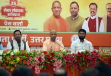 उत्तर प्रदेश में प्रधानमंत्री नरेंद्र मोदी के शासन प्रमुख के रूप में 25 वर्ष पूरे होने के अवसर पर 17 सितंबर से 17 अक्टूबर तक ‘सेवा संकल्प अभियान’ चलाया जाएगा। मुख्यमंत्री योगी आदित्यनाथ ने बताया कि अभियान में सेवा दिवस, बड़नगर-काशी यात्राएं, ‘सेवा सेतु’ शिविर, रक्तदान व स्वास्थ्य शिविर, स्वच्छता अभियान, प्रतियोगिताएं और इनोवेशन चैलेंज शामिल होंगे। अभियान के जरिए पात्र वंचित लोगों को सरकारी योजनाओं से जोड़ने, युवाओं और विद्यार्थियों की भागीदारी बढ़ाने तथा सेवा गतिविधियों को जन-जन तक पहुंचाने का प्रयास किया जाएगा।