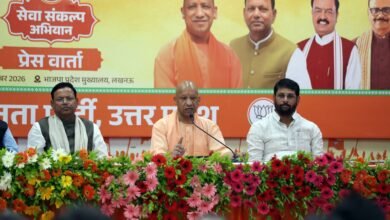 उत्तर प्रदेश में प्रधानमंत्री नरेंद्र मोदी के शासन प्रमुख के रूप में 25 वर्ष पूरे होने के अवसर पर 17 सितंबर से 17 अक्टूबर तक ‘सेवा संकल्प अभियान’ चलाया जाएगा। मुख्यमंत्री योगी आदित्यनाथ ने बताया कि अभियान में सेवा दिवस, बड़नगर-काशी यात्राएं, ‘सेवा सेतु’ शिविर, रक्तदान व स्वास्थ्य शिविर, स्वच्छता अभियान, प्रतियोगिताएं और इनोवेशन चैलेंज शामिल होंगे। अभियान के जरिए पात्र वंचित लोगों को सरकारी योजनाओं से जोड़ने, युवाओं और विद्यार्थियों की भागीदारी बढ़ाने तथा सेवा गतिविधियों को जन-जन तक पहुंचाने का प्रयास किया जाएगा।