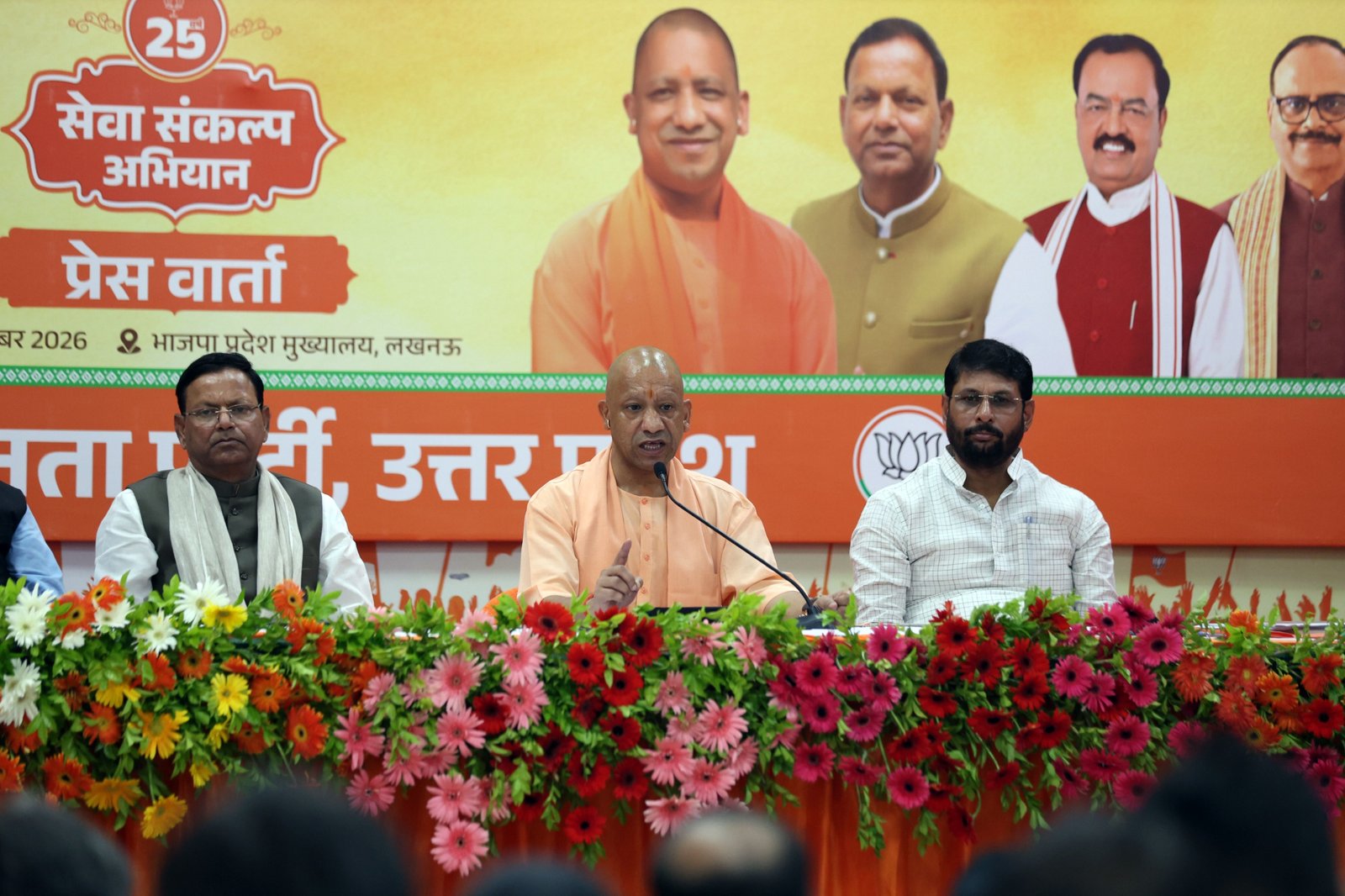 उत्तर प्रदेश में प्रधानमंत्री नरेंद्र मोदी के शासन प्रमुख के रूप में 25 वर्ष पूरे होने के अवसर पर 17 सितंबर से 17 अक्टूबर तक ‘सेवा संकल्प अभियान’ चलाया जाएगा। मुख्यमंत्री योगी आदित्यनाथ ने बताया कि अभियान में सेवा दिवस, बड़नगर-काशी यात्राएं, ‘सेवा सेतु’ शिविर, रक्तदान व स्वास्थ्य शिविर, स्वच्छता अभियान, प्रतियोगिताएं और इनोवेशन चैलेंज शामिल होंगे। अभियान के जरिए पात्र वंचित लोगों को सरकारी योजनाओं से जोड़ने, युवाओं और विद्यार्थियों की भागीदारी बढ़ाने तथा सेवा गतिविधियों को जन-जन तक पहुंचाने का प्रयास किया जाएगा।