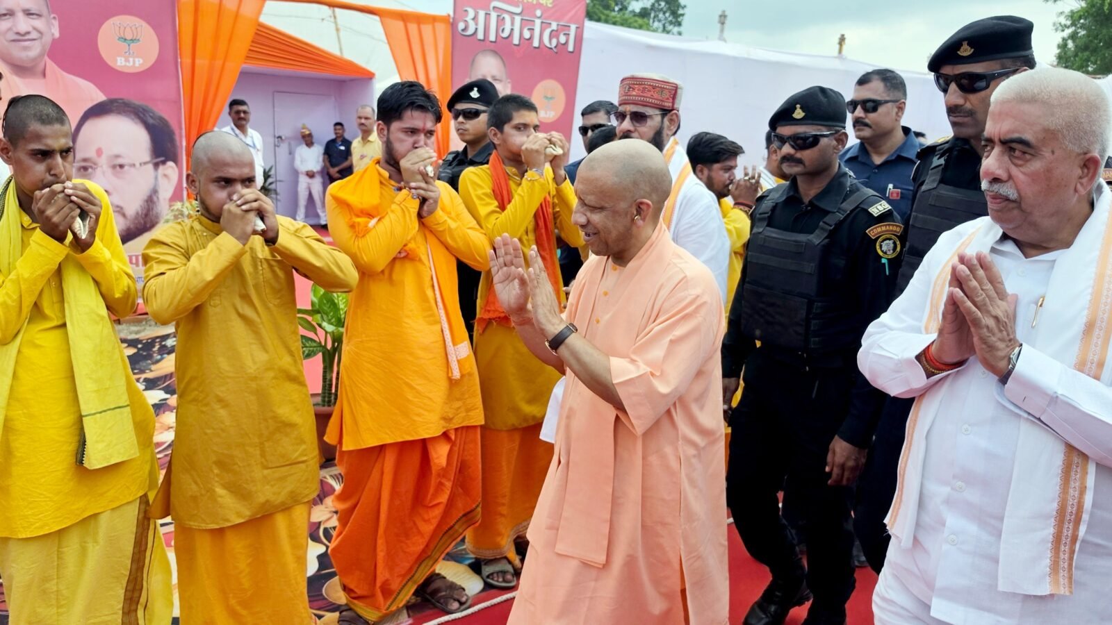 रायबरेली के ऊंचाहार में श्री शिव महापुराण कथा के तीसरे दिन मुख्यमंत्री योगी आदित्यनाथ ने भगवान शिव की भक्ति को भारत की सांस्कृतिक और आध्यात्मिक एकता का आधार बताया। उन्होंने कहा कि जब तक पावन कथाओं की परंपरा जारी रहेगी, सनातन की ध्वजा कभी नहीं झुकेगी। योगी ने तुलसीदास, रामकथा और व्यासपीठों की सामाजिक भूमिका का उल्लेख करते हुए कहा कि पावन कथाएं समाज को सकारात्मक ऊर्जा और राष्ट्र को शक्ति देती हैं। उन्होंने विरासत के साथ विकास को आगे बढ़ाने पर भी जोर दिया।