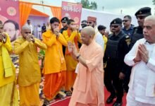 रायबरेली के ऊंचाहार में श्री शिव महापुराण कथा के तीसरे दिन मुख्यमंत्री योगी आदित्यनाथ ने भगवान शिव की भक्ति को भारत की सांस्कृतिक और आध्यात्मिक एकता का आधार बताया। उन्होंने कहा कि जब तक पावन कथाओं की परंपरा जारी रहेगी, सनातन की ध्वजा कभी नहीं झुकेगी। योगी ने तुलसीदास, रामकथा और व्यासपीठों की सामाजिक भूमिका का उल्लेख करते हुए कहा कि पावन कथाएं समाज को सकारात्मक ऊर्जा और राष्ट्र को शक्ति देती हैं। उन्होंने विरासत के साथ विकास को आगे बढ़ाने पर भी जोर दिया।