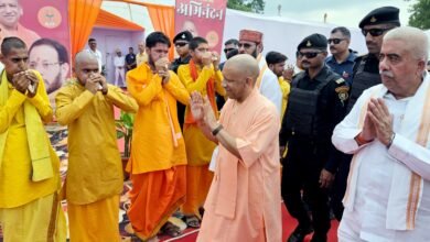 रायबरेली के ऊंचाहार में श्री शिव महापुराण कथा के तीसरे दिन मुख्यमंत्री योगी आदित्यनाथ ने भगवान शिव की भक्ति को भारत की सांस्कृतिक और आध्यात्मिक एकता का आधार बताया। उन्होंने कहा कि जब तक पावन कथाओं की परंपरा जारी रहेगी, सनातन की ध्वजा कभी नहीं झुकेगी। योगी ने तुलसीदास, रामकथा और व्यासपीठों की सामाजिक भूमिका का उल्लेख करते हुए कहा कि पावन कथाएं समाज को सकारात्मक ऊर्जा और राष्ट्र को शक्ति देती हैं। उन्होंने विरासत के साथ विकास को आगे बढ़ाने पर भी जोर दिया।