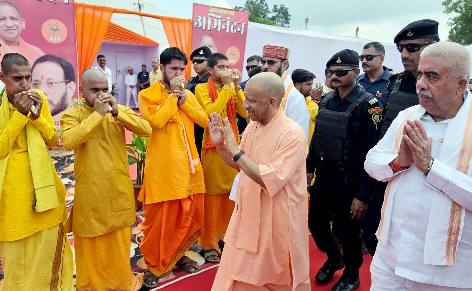 रायबरेली के ऊंचाहार में श्री शिव महापुराण कथा के तीसरे दिन मुख्यमंत्री योगी आदित्यनाथ ने भगवान शिव की भक्ति को भारत की सांस्कृतिक और आध्यात्मिक एकता का आधार बताया। उन्होंने कहा कि जब तक पावन कथाओं की परंपरा जारी रहेगी, सनातन की ध्वजा कभी नहीं झुकेगी। योगी ने तुलसीदास, रामकथा और व्यासपीठों की सामाजिक भूमिका का उल्लेख करते हुए कहा कि पावन कथाएं समाज को सकारात्मक ऊर्जा और राष्ट्र को शक्ति देती हैं। उन्होंने विरासत के साथ विकास को आगे बढ़ाने पर भी जोर दिया।