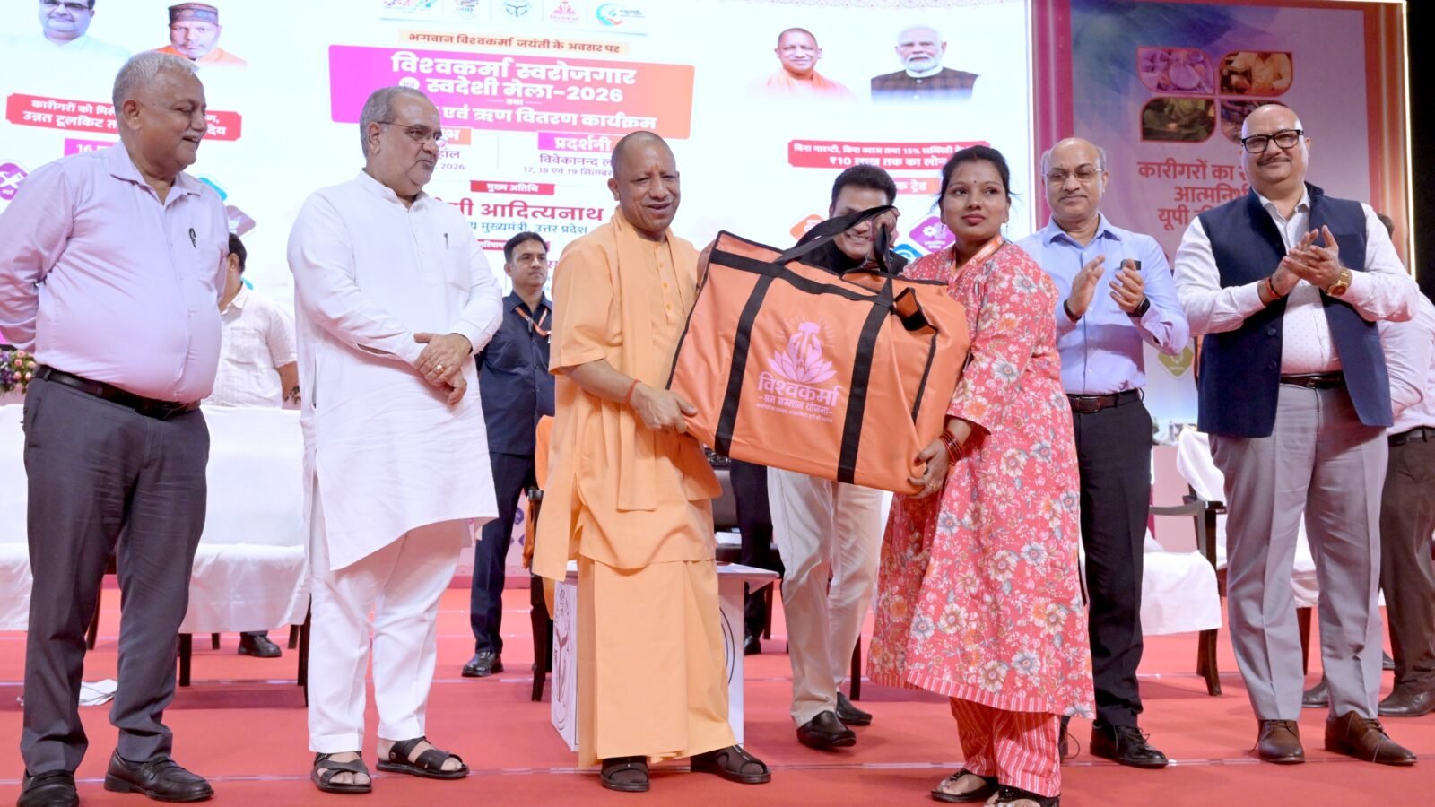 लखनऊ में विश्वकर्मा स्वरोजगार एवं स्वदेशी मेला-2026 के दौरान मुख्यमंत्री योगी आदित्यनाथ ने कारीगरों और हस्तशिल्पियों के लिए कई महत्वपूर्ण घोषणाएं कीं। विश्वकर्मा श्रम सम्मान योजना के तहत 25 ट्रेड में प्रशिक्षण, टूलकिट और वित्तीय सहायता का प्रावधान किया गया है। कारीगरों को ₹10 लाख तक ब्याजमुक्त और गारंटीमुक्त ऋण तथा मार्जिन मनी की सुविधा मिलेगी। सरकार के अनुसार छह लाख से अधिक कारीगरों को टूलकिट और प्रशिक्षण दिया जा चुका है।
