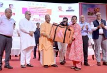 लखनऊ में विश्वकर्मा स्वरोजगार एवं स्वदेशी मेला-2026 के दौरान मुख्यमंत्री योगी आदित्यनाथ ने कारीगरों और हस्तशिल्पियों के लिए कई महत्वपूर्ण घोषणाएं कीं। विश्वकर्मा श्रम सम्मान योजना के तहत 25 ट्रेड में प्रशिक्षण, टूलकिट और वित्तीय सहायता का प्रावधान किया गया है। कारीगरों को ₹10 लाख तक ब्याजमुक्त और गारंटीमुक्त ऋण तथा मार्जिन मनी की सुविधा मिलेगी। सरकार के अनुसार छह लाख से अधिक कारीगरों को टूलकिट और प्रशिक्षण दिया जा चुका है।