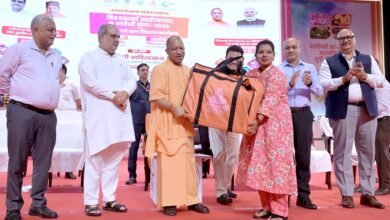 लखनऊ में विश्वकर्मा स्वरोजगार एवं स्वदेशी मेला-2026 के दौरान मुख्यमंत्री योगी आदित्यनाथ ने कारीगरों और हस्तशिल्पियों के लिए कई महत्वपूर्ण घोषणाएं कीं। विश्वकर्मा श्रम सम्मान योजना के तहत 25 ट्रेड में प्रशिक्षण, टूलकिट और वित्तीय सहायता का प्रावधान किया गया है। कारीगरों को ₹10 लाख तक ब्याजमुक्त और गारंटीमुक्त ऋण तथा मार्जिन मनी की सुविधा मिलेगी। सरकार के अनुसार छह लाख से अधिक कारीगरों को टूलकिट और प्रशिक्षण दिया जा चुका है।