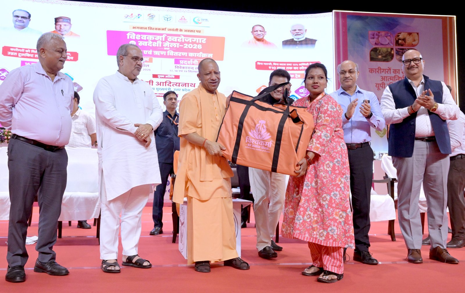 लखनऊ में विश्वकर्मा स्वरोजगार एवं स्वदेशी मेला-2026 के दौरान मुख्यमंत्री योगी आदित्यनाथ ने कारीगरों और हस्तशिल्पियों के लिए कई महत्वपूर्ण घोषणाएं कीं। विश्वकर्मा श्रम सम्मान योजना के तहत 25 ट्रेड में प्रशिक्षण, टूलकिट और वित्तीय सहायता का प्रावधान किया गया है। कारीगरों को ₹10 लाख तक ब्याजमुक्त और गारंटीमुक्त ऋण तथा मार्जिन मनी की सुविधा मिलेगी। सरकार के अनुसार छह लाख से अधिक कारीगरों को टूलकिट और प्रशिक्षण दिया जा चुका है।