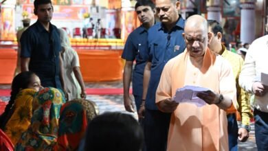 गोरखपुर में बारिश के बावजूद मुख्यमंत्री योगी आदित्यनाथ ने गोरखनाथ मंदिर में जनता दर्शन कर करीब 200 लोगों की समस्याएं सुनीं। जमीन पर अवैध और जबरन कब्जे की शिकायतों पर मुख्यमंत्री ने अधिकारियों को कड़ी कानूनी कार्रवाई और जमीन कब्जामुक्त कराने के निर्देश दिए। गंभीर बीमारियों के इलाज के लिए आर्थिक सहायता मांगने पहुंचे लोगों के मामलों में अस्पताल का एस्टीमेट जल्द शासन को भेजने को कहा गया। मुख्यमंत्री ने अधिकारियों से सभी शिकायतों का संवेदनशीलता के साथ समयबद्ध और पारदर्शी समाधान सुनिश्चित करने को कहा।