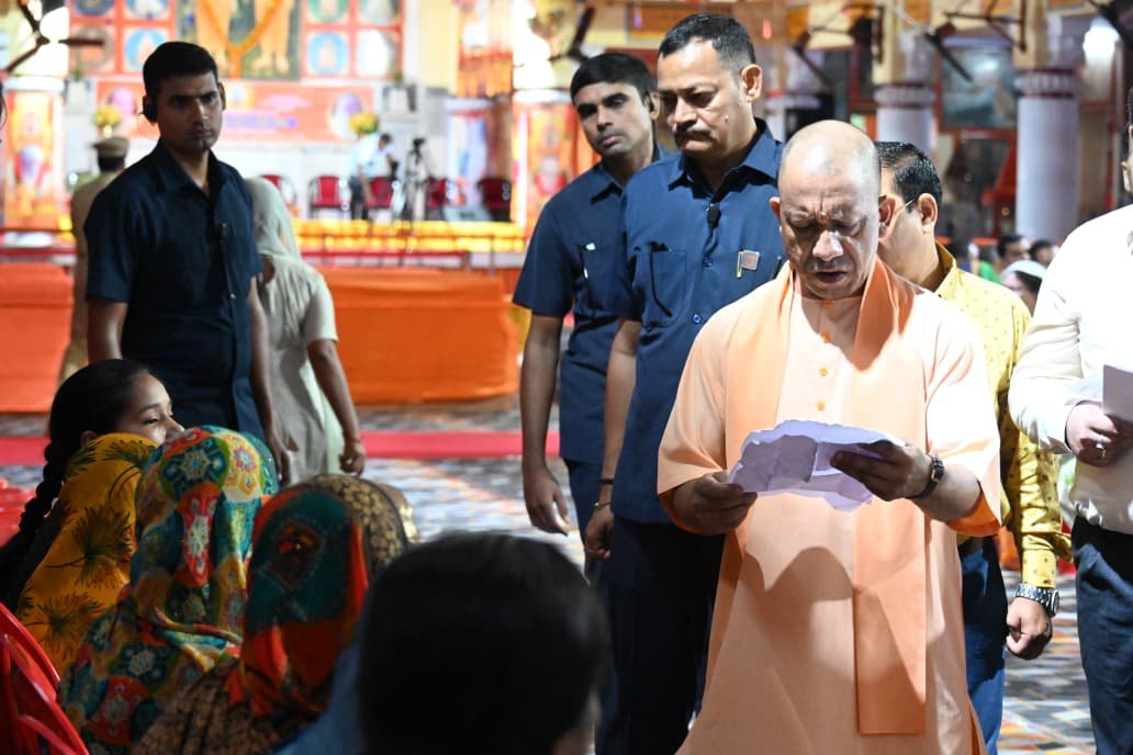 गोरखपुर में बारिश के बावजूद मुख्यमंत्री योगी आदित्यनाथ ने गोरखनाथ मंदिर में जनता दर्शन कर करीब 200 लोगों की समस्याएं सुनीं। जमीन पर अवैध और जबरन कब्जे की शिकायतों पर मुख्यमंत्री ने अधिकारियों को कड़ी कानूनी कार्रवाई और जमीन कब्जामुक्त कराने के निर्देश दिए। गंभीर बीमारियों के इलाज के लिए आर्थिक सहायता मांगने पहुंचे लोगों के मामलों में अस्पताल का एस्टीमेट जल्द शासन को भेजने को कहा गया। मुख्यमंत्री ने अधिकारियों से सभी शिकायतों का संवेदनशीलता के साथ समयबद्ध और पारदर्शी समाधान सुनिश्चित करने को कहा।