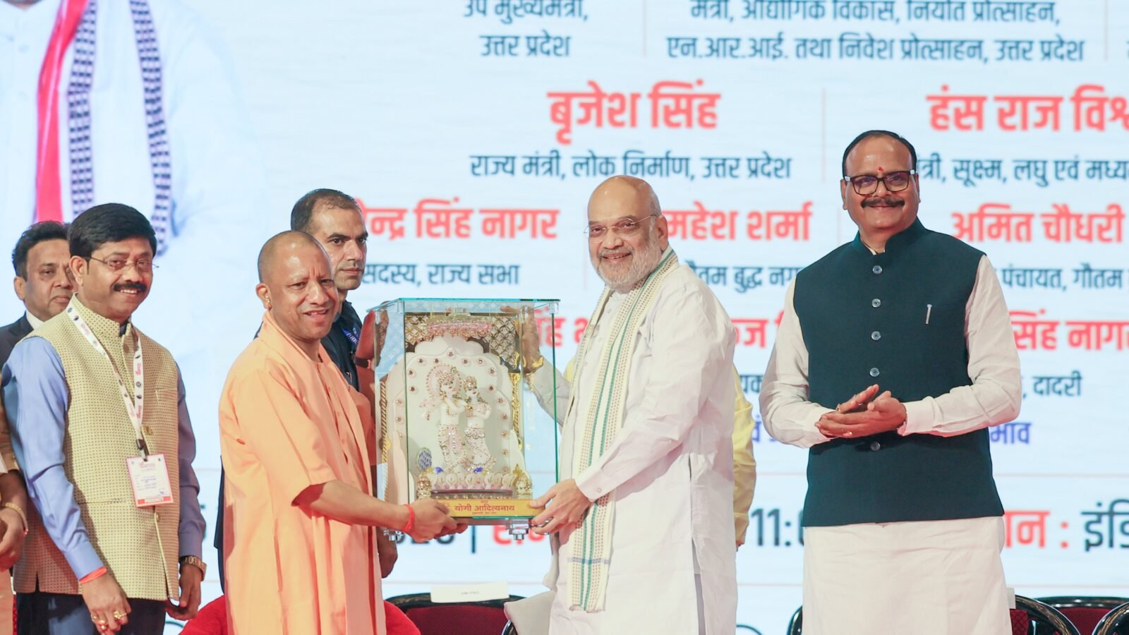 ग्रेटर नोएडा में यूपी इंटरनेशनल ट्रेड शो 2026 के चौथे संस्करण का शुभारंभ केंद्रीय गृह एवं सहकारिता मंत्री अमित शाह और मुख्यमंत्री योगी आदित्यनाथ ने किया। ट्रेड शो में 90 देशों से 600 से अधिक विदेशी खरीदार और 2,400 से अधिक एग्जीबिटर्स शामिल हुए। मुख्यमंत्री ने कहा कि उत्तर प्रदेश के उत्पादों की गुणवत्ता, मजबूत सप्लाई चेन और उद्यमियों की विश्वसनीयता पर दुनिया का भरोसा बढ़ा है। प्रदेश का निर्यात दो लाख करोड़ रुपये से अधिक हो चुका है। 79 उत्पादों को जीआई टैग मिला है।