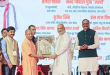 ग्रेटर नोएडा में यूपी इंटरनेशनल ट्रेड शो 2026 के चौथे संस्करण का शुभारंभ केंद्रीय गृह एवं सहकारिता मंत्री अमित शाह और मुख्यमंत्री योगी आदित्यनाथ ने किया। ट्रेड शो में 90 देशों से 600 से अधिक विदेशी खरीदार और 2,400 से अधिक एग्जीबिटर्स शामिल हुए। मुख्यमंत्री ने कहा कि उत्तर प्रदेश के उत्पादों की गुणवत्ता, मजबूत सप्लाई चेन और उद्यमियों की विश्वसनीयता पर दुनिया का भरोसा बढ़ा है। प्रदेश का निर्यात दो लाख करोड़ रुपये से अधिक हो चुका है। 79 उत्पादों को जीआई टैग मिला है।