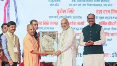 ग्रेटर नोएडा में यूपी इंटरनेशनल ट्रेड शो 2026 के चौथे संस्करण का शुभारंभ केंद्रीय गृह एवं सहकारिता मंत्री अमित शाह और मुख्यमंत्री योगी आदित्यनाथ ने किया। ट्रेड शो में 90 देशों से 600 से अधिक विदेशी खरीदार और 2,400 से अधिक एग्जीबिटर्स शामिल हुए। मुख्यमंत्री ने कहा कि उत्तर प्रदेश के उत्पादों की गुणवत्ता, मजबूत सप्लाई चेन और उद्यमियों की विश्वसनीयता पर दुनिया का भरोसा बढ़ा है। प्रदेश का निर्यात दो लाख करोड़ रुपये से अधिक हो चुका है। 79 उत्पादों को जीआई टैग मिला है।