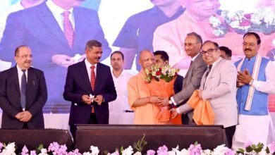 मुख्यमंत्री योगी आदित्यनाथ ने प्रयागराज में इलाहाबाद हाई कोर्ट बार एसोसिएशन के समारोह में अधिवक्ताओं के लिए कई बड़ी घोषणाएं कीं। प्रदेश के हाईकोर्ट और जिला अदालतों में सक्रिय अधिवक्ताओं को सालाना पांच लाख रुपये तक कैशलेस मेडिकल इंश्योरेंस सुविधा मिलेगी। 10 हजार से अधिक अधिवक्ताओं के चैंबर में फर्नीचर और उपकरण के लिए सरकार सहयोग करेगी। अधिवक्ता कल्याण निधि पांच लाख रुपये तक बढ़ाने और 400 राज्य विधि अधिकारियों को टैबलेट देने की घोषणा भी की गई।