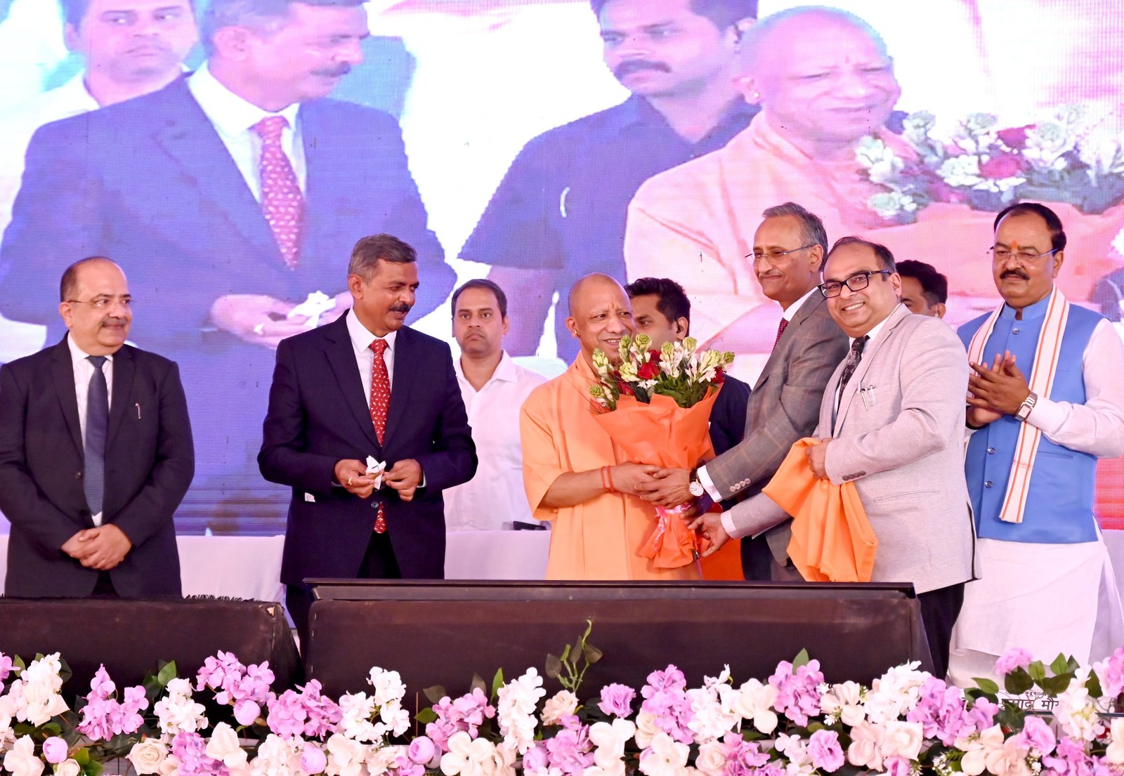 मुख्यमंत्री योगी आदित्यनाथ ने प्रयागराज में इलाहाबाद हाई कोर्ट बार एसोसिएशन के समारोह में अधिवक्ताओं के लिए कई बड़ी घोषणाएं कीं। प्रदेश के हाईकोर्ट और जिला अदालतों में सक्रिय अधिवक्ताओं को सालाना पांच लाख रुपये तक कैशलेस मेडिकल इंश्योरेंस सुविधा मिलेगी। 10 हजार से अधिक अधिवक्ताओं के चैंबर में फर्नीचर और उपकरण के लिए सरकार सहयोग करेगी। अधिवक्ता कल्याण निधि पांच लाख रुपये तक बढ़ाने और 400 राज्य विधि अधिकारियों को टैबलेट देने की घोषणा भी की गई।