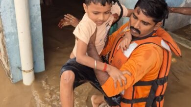 उत्तर प्रदेश में बाढ़ प्रभावित क्षेत्रों में राहत एवं बचाव कार्य तेज हैं। चित्रकूट में मंदाकिनी नदी की अचानक आई बाढ़ में फंसे करीब 150 लोगों को पीएसी और प्रशासन ने सुरक्षित निकाला। प्रदेश के 32 जिले अब तक प्रभावित हुए हैं। राहत अभियान के तहत 1,528 लोगों को सुरक्षित स्थानों पर पहुंचाया गया और 16 हजार से अधिक लंच पैकेट बांटे गए।
