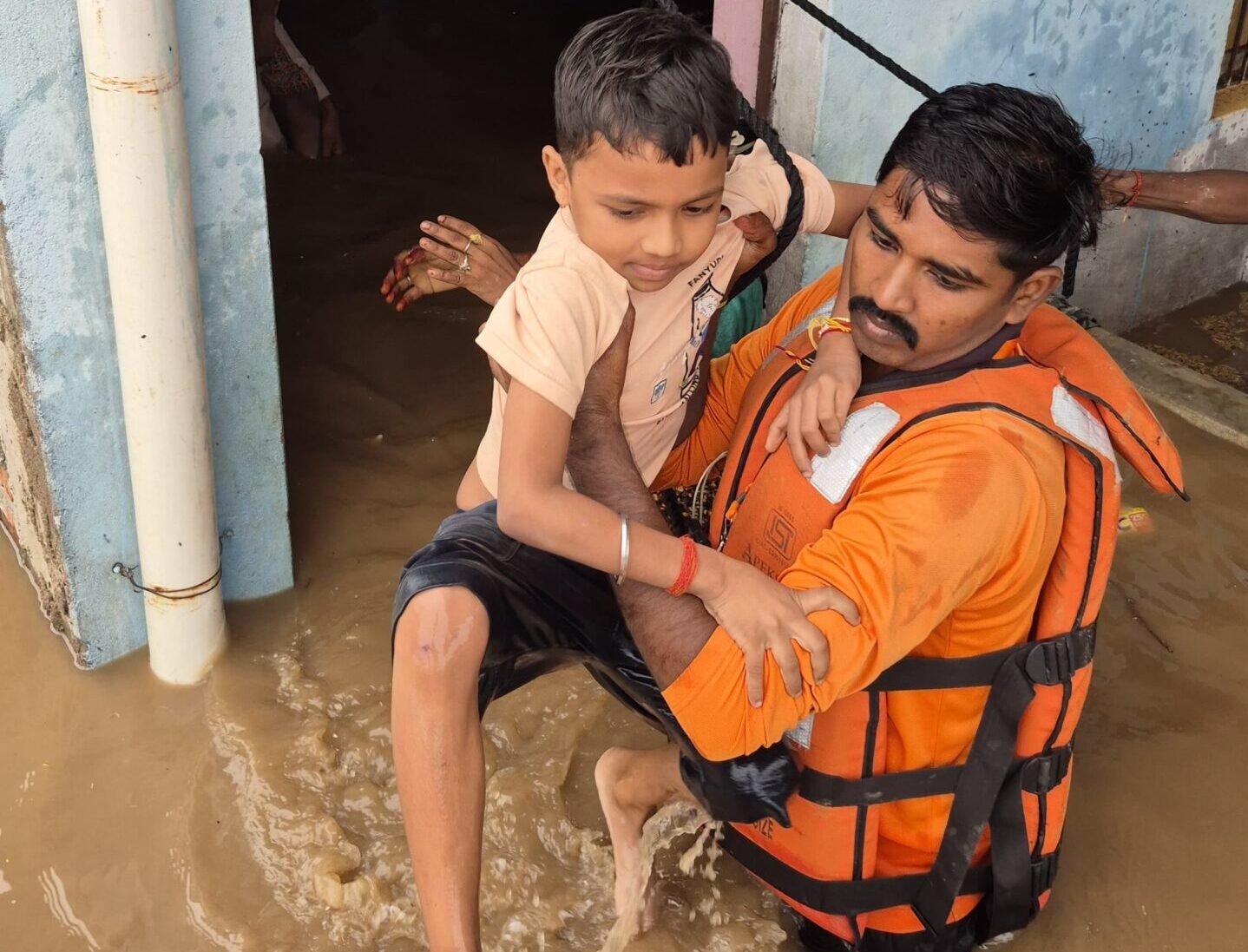 उत्तर प्रदेश में बाढ़ प्रभावित क्षेत्रों में राहत एवं बचाव कार्य तेज हैं। चित्रकूट में मंदाकिनी नदी की अचानक आई बाढ़ में फंसे करीब 150 लोगों को पीएसी और प्रशासन ने सुरक्षित निकाला। प्रदेश के 32 जिले अब तक प्रभावित हुए हैं। राहत अभियान के तहत 1,528 लोगों को सुरक्षित स्थानों पर पहुंचाया गया और 16 हजार से अधिक लंच पैकेट बांटे गए।