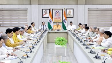 उत्तर प्रदेश में प्रधानमंत्री नरेंद्र मोदी के 25 वर्षों के सेवा काल के उपलक्ष्य में 17 सितंबर से 17 अक्टूबर तक ‘सेवा संकल्प अभियान’ चलाया जाएगा। मुख्यमंत्री योगी आदित्यनाथ ने अभियान की तैयारियों की समीक्षा की। अभियान में सेवा, सुशासन, गरीब कल्याण और विकास की उपलब्धियों को लाभार्थियों की वास्तविक कहानियों के जरिए जन-जन तक पहुंचाया जाएगा। 4.19 करोड़ परिवारों और 15.74 करोड़ लाभार्थियों को जोड़ने का लक्ष्य है। युवाओं, महिलाओं, किसानों और वंचित वर्गों की भागीदारी के साथ ‘विकसित भारत 2047’ का संकल्प मजबूत किया जाएगा।