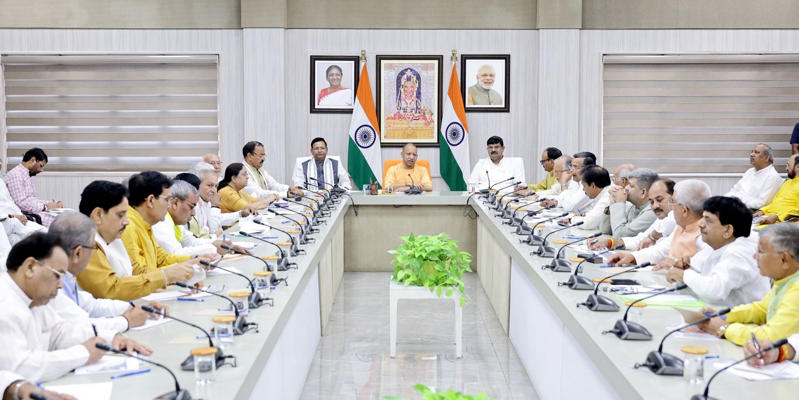 उत्तर प्रदेश में प्रधानमंत्री नरेंद्र मोदी के 25 वर्षों के सेवा काल के उपलक्ष्य में 17 सितंबर से 17 अक्टूबर तक ‘सेवा संकल्प अभियान’ चलाया जाएगा। मुख्यमंत्री योगी आदित्यनाथ ने अभियान की तैयारियों की समीक्षा की। अभियान में सेवा, सुशासन, गरीब कल्याण और विकास की उपलब्धियों को लाभार्थियों की वास्तविक कहानियों के जरिए जन-जन तक पहुंचाया जाएगा। 4.19 करोड़ परिवारों और 15.74 करोड़ लाभार्थियों को जोड़ने का लक्ष्य है। युवाओं, महिलाओं, किसानों और वंचित वर्गों की भागीदारी के साथ ‘विकसित भारत 2047’ का संकल्प मजबूत किया जाएगा।