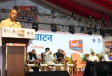 मुख्यमंत्री योगी आदित्यनाथ ने लखनऊ में गोमती पुस्तक महोत्सव-2026 का शुभारंभ करते हुए युवाओं को किताबों से जुड़ने का संदेश दिया। उन्होंने कहा कि ‘युवा किताब नहीं पढ़ता’ कहना अन्याय है, जरूरत किताबों को युवाओं तक पहुंचाने की है। सीएम ने हर बच्चे को प्रधानमंत्री नरेंद्र मोदी की पुस्तक ‘एग्जाम वॉरियर्स’ पढ़ने और आत्मसात करने की अपील की। उन्होंने बताया कि उत्तर प्रदेश की 57,600 ग्राम पंचायतों में पुस्तकालय की व्यवस्था की गई है। योगी ने युवाओं से अपना बुक बैंक बनाने का आह्वान भी किया।
