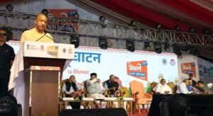 मुख्यमंत्री योगी आदित्यनाथ ने लखनऊ में गोमती पुस्तक महोत्सव-2026 का शुभारंभ करते हुए युवाओं को किताबों से जुड़ने का संदेश दिया। उन्होंने कहा कि ‘युवा किताब नहीं पढ़ता’ कहना अन्याय है, जरूरत किताबों को युवाओं तक पहुंचाने की है। सीएम ने हर बच्चे को प्रधानमंत्री नरेंद्र मोदी की पुस्तक ‘एग्जाम वॉरियर्स’ पढ़ने और आत्मसात करने की अपील की। उन्होंने बताया कि उत्तर प्रदेश की 57,600 ग्राम पंचायतों में पुस्तकालय की व्यवस्था की गई है। योगी ने युवाओं से अपना बुक बैंक बनाने का आह्वान भी किया।