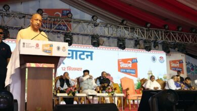 मुख्यमंत्री योगी आदित्यनाथ ने लखनऊ में गोमती पुस्तक महोत्सव-2026 का शुभारंभ करते हुए युवाओं को किताबों से जुड़ने का संदेश दिया। उन्होंने कहा कि ‘युवा किताब नहीं पढ़ता’ कहना अन्याय है, जरूरत किताबों को युवाओं तक पहुंचाने की है। सीएम ने हर बच्चे को प्रधानमंत्री नरेंद्र मोदी की पुस्तक ‘एग्जाम वॉरियर्स’ पढ़ने और आत्मसात करने की अपील की। उन्होंने बताया कि उत्तर प्रदेश की 57,600 ग्राम पंचायतों में पुस्तकालय की व्यवस्था की गई है। योगी ने युवाओं से अपना बुक बैंक बनाने का आह्वान भी किया।
