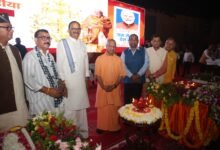 लखनऊ के राष्ट्र प्रेरणा स्थल पर प्रधानमंत्री नरेंद्र मोदी के जन्मदिन के अवसर पर ‘आशीर्वाद का दीया’ कार्यक्रम आयोजित हुआ। मुख्यमंत्री योगी आदित्यनाथ ने कहा कि आत्मनिर्भर और विकसित भारत की संकल्पना के साथ उत्तर प्रदेश की 25 करोड़ जनता खड़ी है। प्रदेशभर में महत्वपूर्ण स्थलों और लाभार्थियों के घरों में दीप प्रज्वलित किए गए। इससे पहले काशी से वडनगर के लिए सेवा संकल्प बाइक यात्रा को फ्लैग ऑफ किया गया। करीब 20 दिन की यात्रा में युवा प्रतिदिन लगभग 100 किलोमीटर का सफर करेंगे।