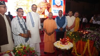 लखनऊ के राष्ट्र प्रेरणा स्थल पर प्रधानमंत्री नरेंद्र मोदी के जन्मदिन के अवसर पर ‘आशीर्वाद का दीया’ कार्यक्रम आयोजित हुआ। मुख्यमंत्री योगी आदित्यनाथ ने कहा कि आत्मनिर्भर और विकसित भारत की संकल्पना के साथ उत्तर प्रदेश की 25 करोड़ जनता खड़ी है। प्रदेशभर में महत्वपूर्ण स्थलों और लाभार्थियों के घरों में दीप प्रज्वलित किए गए। इससे पहले काशी से वडनगर के लिए सेवा संकल्प बाइक यात्रा को फ्लैग ऑफ किया गया। करीब 20 दिन की यात्रा में युवा प्रतिदिन लगभग 100 किलोमीटर का सफर करेंगे।