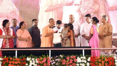 उत्तर प्रदेश में आंगनवाड़ी कार्यकत्रियों और सहायिकाओं के लिए योगी सरकार ने बड़ी घोषणा की है। मुख्यमंत्री योगी आदित्यनाथ ने कार्यकत्रियों का मानदेय ₹8 हजार से बढ़ाकर ₹12 हजार और सहायिकाओं का ₹4 हजार से बढ़ाकर ₹6 हजार करने का एलान किया। साथ ही कार्यकत्रियों, सहायिकाओं और उनके परिवार को प्रतिवर्ष ₹5 लाख तक कैशलेस इलाज की सुविधा मिलेगी। सरकार के फैसले से प्रदेशभर में आंगनवाड़ी कर्मियों में खुशी की लहर है। उन्होंने इसे श्रम और जिम्मेदारियों का सम्मान बताया।