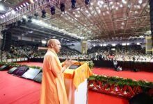 ग्रेटर नोएडा में प्रेरणा विमर्श-2026 के समापन समारोह में मुख्यमंत्री योगी आदित्यनाथ ने कांग्रेस नेता राहुल गांधी और पूर्व उपराष्ट्रपति हामिद अंसारी पर निशाना साधा। उन्होंने नारी गरिमा, महिला सशक्तीकरण, युवा रोजगार और स्टार्टअप को लेकर सरकार की उपलब्धियां बताईं। सीएम योगी ने कहा कि उत्तर प्रदेश अब बीमारू राज्य नहीं, बल्कि रेवेन्यू सरप्लस स्टेट और देश का ग्रोथ इंजन बन चुका है। उन्होंने महिला पुलिस, एमएसएमई, निवेश और स्टार्टअप के आंकड़े भी साझा किए।