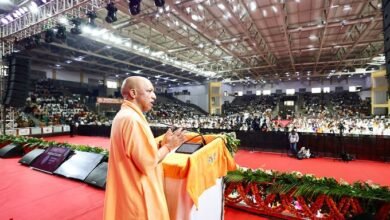 ग्रेटर नोएडा में प्रेरणा विमर्श-2026 के समापन समारोह में मुख्यमंत्री योगी आदित्यनाथ ने कांग्रेस नेता राहुल गांधी और पूर्व उपराष्ट्रपति हामिद अंसारी पर निशाना साधा। उन्होंने नारी गरिमा, महिला सशक्तीकरण, युवा रोजगार और स्टार्टअप को लेकर सरकार की उपलब्धियां बताईं। सीएम योगी ने कहा कि उत्तर प्रदेश अब बीमारू राज्य नहीं, बल्कि रेवेन्यू सरप्लस स्टेट और देश का ग्रोथ इंजन बन चुका है। उन्होंने महिला पुलिस, एमएसएमई, निवेश और स्टार्टअप के आंकड़े भी साझा किए।