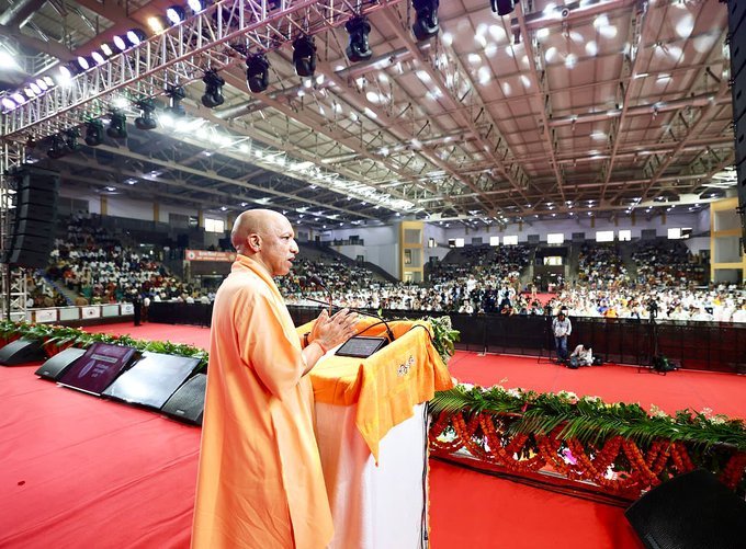 ग्रेटर नोएडा में प्रेरणा विमर्श-2026 के समापन समारोह में मुख्यमंत्री योगी आदित्यनाथ ने कांग्रेस नेता राहुल गांधी और पूर्व उपराष्ट्रपति हामिद अंसारी पर निशाना साधा। उन्होंने नारी गरिमा, महिला सशक्तीकरण, युवा रोजगार और स्टार्टअप को लेकर सरकार की उपलब्धियां बताईं। सीएम योगी ने कहा कि उत्तर प्रदेश अब बीमारू राज्य नहीं, बल्कि रेवेन्यू सरप्लस स्टेट और देश का ग्रोथ इंजन बन चुका है। उन्होंने महिला पुलिस, एमएसएमई, निवेश और स्टार्टअप के आंकड़े भी साझा किए।
