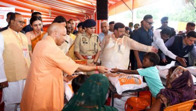 उत्तर प्रदेश में योगी आदित्यनाथ सरकार गो-संरक्षण को ग्रामीण अर्थव्यवस्था और आत्मनिर्भरता से जोड़ने की दिशा में नई पहल कर रही है। उत्तर प्रदेश गोसेवा आयोग और पार्टनर्स इन प्रॉसपेरिटी के एमओयू के तहत गोशालाओं के गोबर से बायोगैस, जैविक खाद और बायो-इनपुट तैयार करने की तकनीकी व्यवस्था विकसित होगी। दीनबंधु बायोगैस संयंत्रों के संचालन और रखरखाव के लिए 1,000 तकनीकी विशेषज्ञों का नेटवर्क तैयार किया जाएगा।