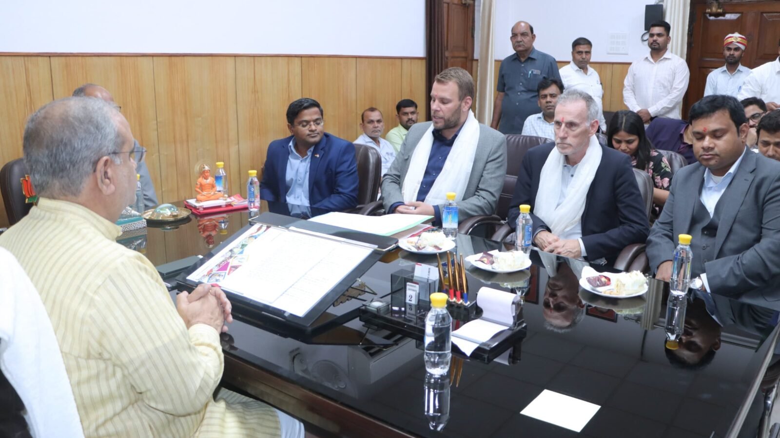 इंडो-जर्मन गेटवे प्रोग्राम के तहत उत्तर प्रदेश के MSME और स्टार्टअप्स को वैश्विक बाजार से जोड़ने की दिशा में नई पहल शुरू की गई है। जर्मन प्रतिनिधिमंडल ने एमएसएमई मंत्री भूपेंद्र सिंह चौधरी से मुलाकात कर व्यापार, निवेश और तकनीकी सहयोग पर चर्चा की। 12 माह के इस कार्यक्रम में चयनित इकाइयों को जर्मनी में बाजार समझने, कानूनी कंपनी स्थापित करने और विदेशी खरीदारों से संपर्क में सहायता मिलेगी।
