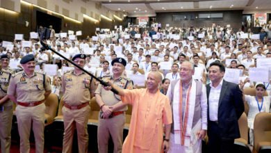 उत्तर प्रदेश पुलिस भर्ती एवं प्रोन्नति बोर्ड की लिपिक संवर्ग सीधी भर्ती-2023 में चयनित अभ्यर्थियों को मुख्यमंत्री योगी आदित्यनाथ ने नियुक्ति पत्र सौंपे। लखनऊ में आयोजित कार्यक्रम में नवचयनित अभ्यर्थियों ने अपनी सफलता का श्रेय मेहनत, योग्यता और परिवार के सहयोग को दिया। अभ्यर्थियों ने भर्ती प्रक्रिया को निष्पक्ष एवं पारदर्शी बताते हुए कहा कि चयन के दौरान उन्हें न सिफारिश की जरूरत पड़ी और न किसी तरह का लेनदेन करना पड़ा। नियुक्ति पत्र मिलने पर अभ्यर्थियों ने खुशी और गर्व व्यक्त किया।